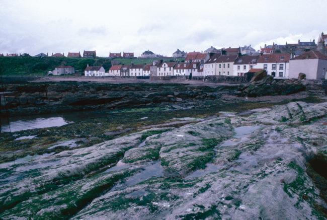 Großbritannien, Schottland, East Neuk of Fife, Anstruther, Fischerhäuser hinter den mossbewachsenene Felsen am Hafen (1987)