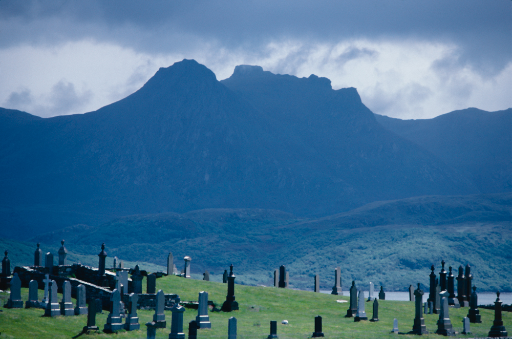 Großbritannien, Schottland, Kyle of Tongue, Friedhof und Berge mit Ben Loyal (1987)