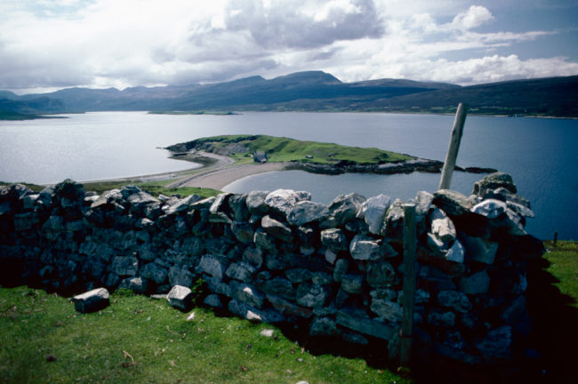 Großbritannien, Schottland, Loch Eriboll, Insel im See und Steinmauern an den Feldern (1987)