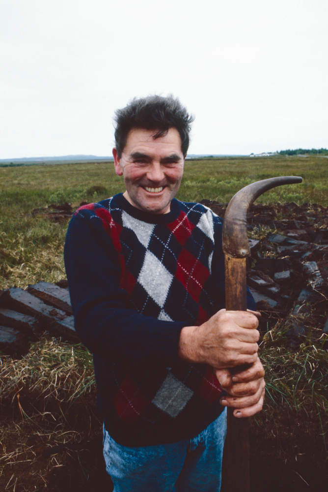 Großbritannien, Schottland, Islay, stolzer peat cutter, Torfstecher (1987)