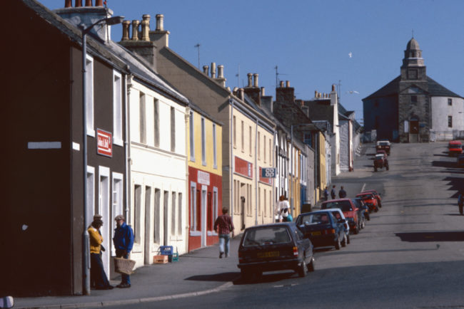 Großbritannien, Schottland, Islay, Bowmore, Hauptstraße und Kirche (1987)