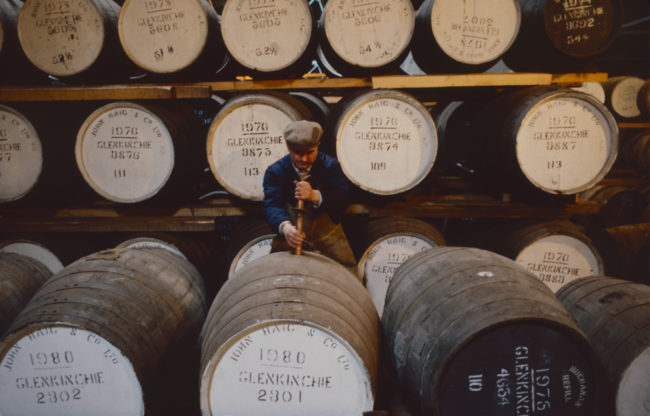 Großbritannien, Schottland, Lowlands, Glenkinchie Distillery Fassprobenentnahme (1987)