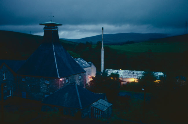 Großbritannien, Schottland, Dufftown, Mortlach Distillery bei Nacht (1987)