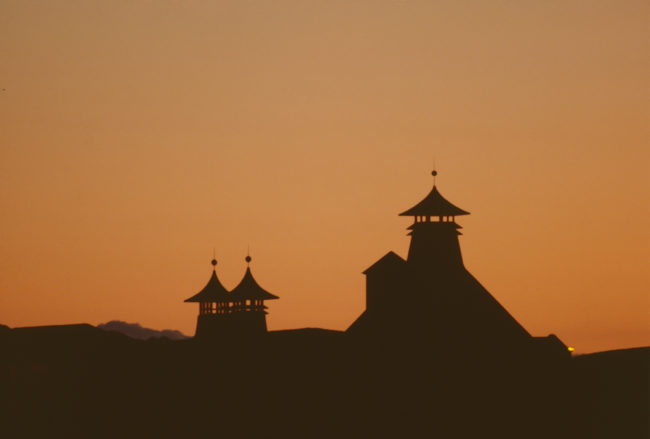 Großbritannien, Schottland, Islay, Port Ellen Distillery, Silhouette bei Sonnenuntergang (1987)