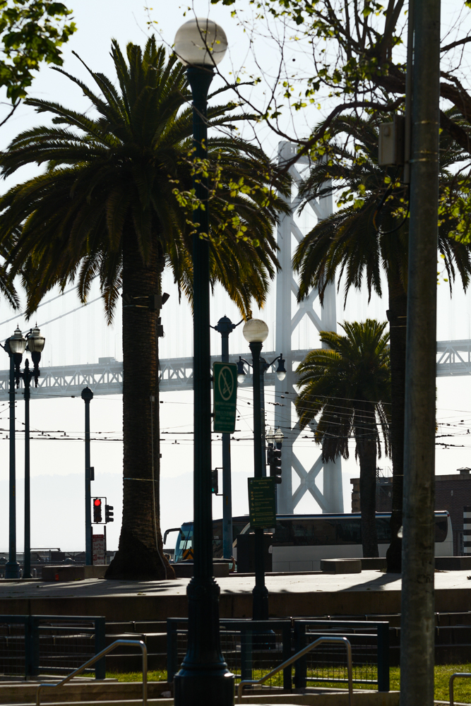 USA, Kalifornien, San Francisco, Embarcadero & Oakland Bay Bridge (2016)
