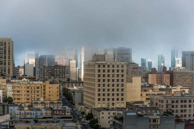 USA, Kalifornien, San Francisco, Blick von Holiday Inn (Van Ness Ave) auf die City unter aufziehenden Wolken (2016)