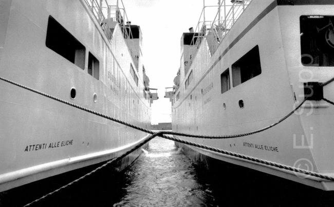 Italien, Neapel, Fährschiffe im Hafen (1985) / Italy, Naples, ferry boats in the harbour (1985)