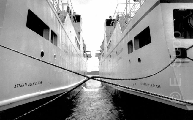 Italien, Neapel, Fährschiffe im Hafen (1985) / Italy, Naples, ferry boats in the harbour (1985)