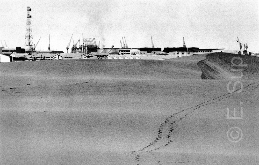 Namibia, Walvis Bay, Tanklager in den Dünen (1978) / Namibia, Walvis Bay, fuel depot in the dunes (1978)