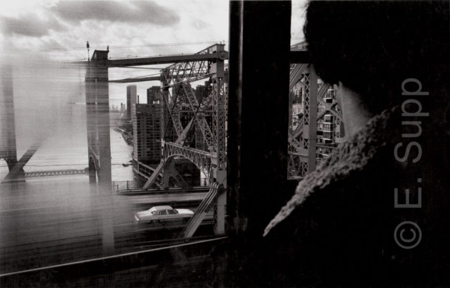 USA, New York, Queensboro Bridge & UN-Gebäude aus der Seilbahngondel nach Roosevelt Island (1980) / USA, New York Manhattan, Queensboro Bridge & UN building seen from cable car to Roosevelt Island (1980)