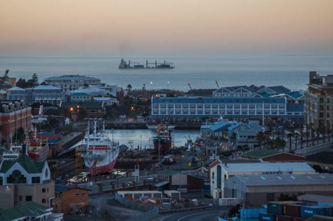 Südafrika, Cape Town, Schiffe im Nebel vor dem Hafen (2006)