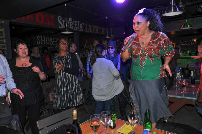 Südafrika, Stellenbosch, AmaZink Gesang und Tanz in Khayamandi Township, Leadsängerin Ramaine (2012)