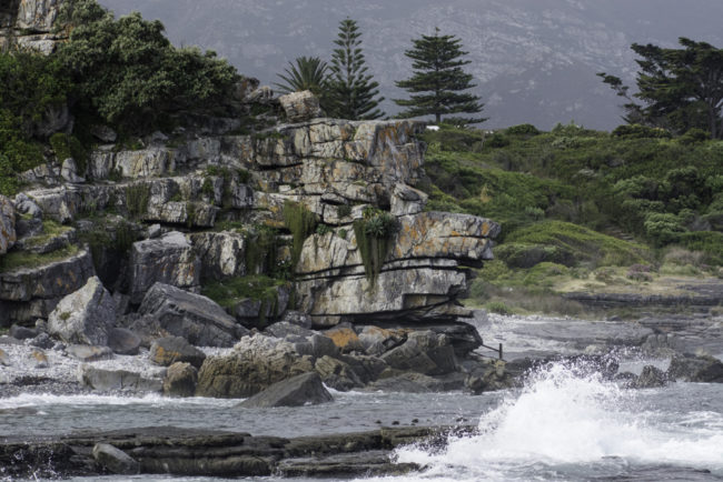 Südafrika, Hermanus, Klippen und Wellen (2014)