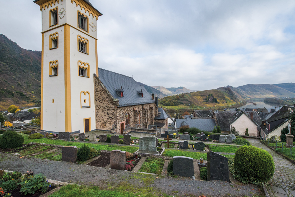 Deutschland, Rheinland-Pfalz, Bremm Mosel, Kirche, Friedhof und Blick auf Moselschleife (2014)
