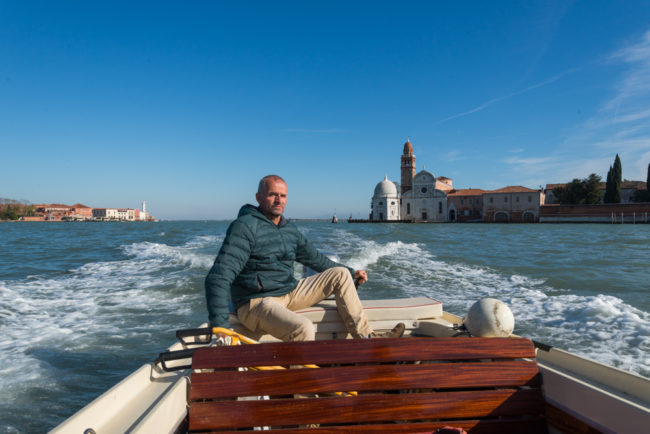 Venedig, Italien, mit dem Motorboot zwischen Murano und Friedhofsinsel San Michele