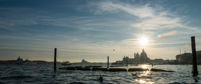 Venedig, Italien, Blick von der Lagune auf Santa Maria della Salute (re) und San Giorgio Maggiore (re)