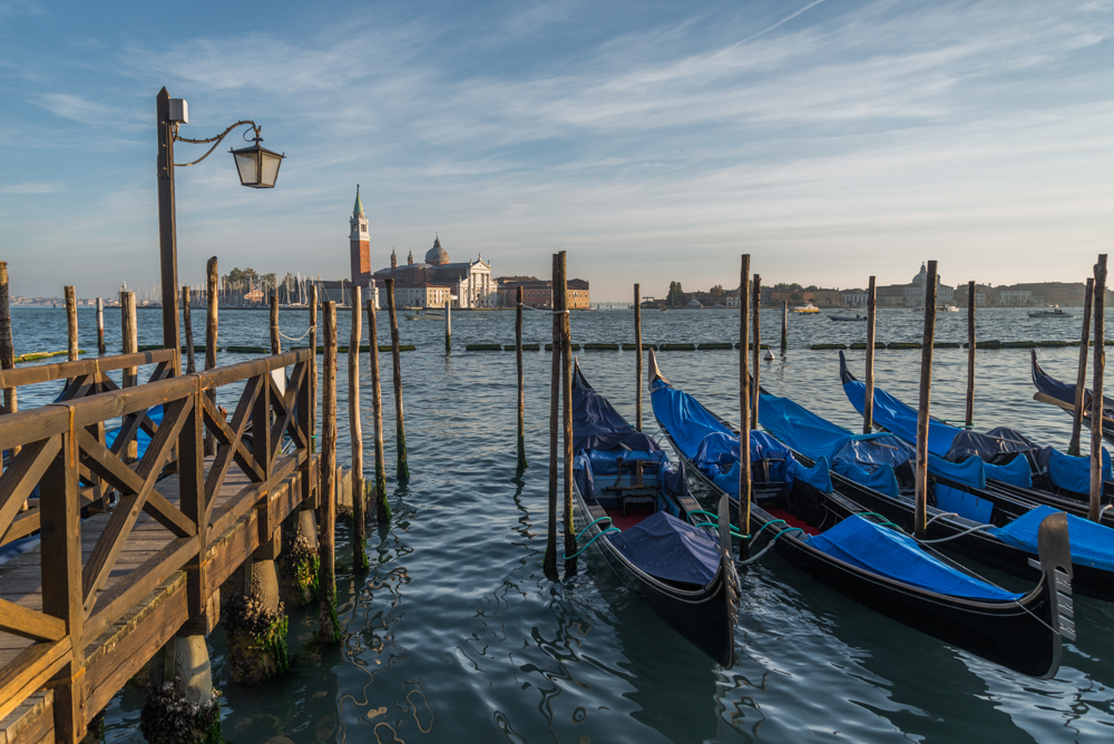 Venedig, Italien, Gondeln vor Dogenpalast mit Blick auf San Giorgio Maggiore