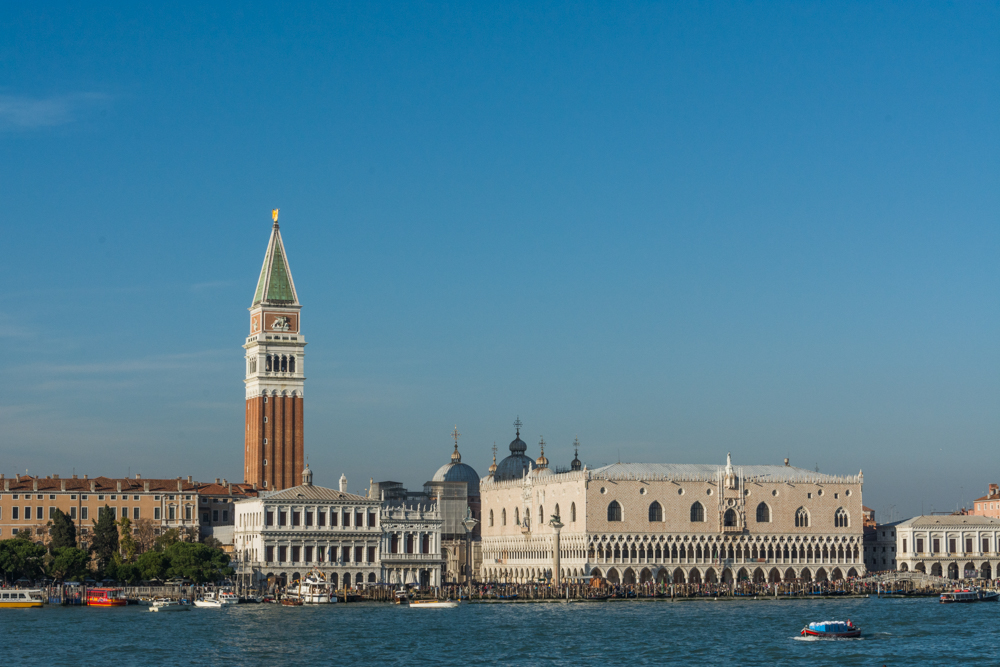 Venedig, Italien, Blick vom Canale della Giudecca Campanile di San Marco und Palazzo Ducale (Dogenpalast)
