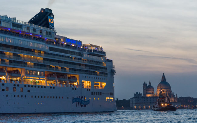 Venedig, Italien, Santa Maria della Salute und Kreuzfahrer, abends