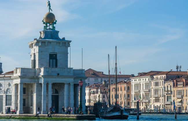Venedig, Italien, Fondamenta Salute und Canale Grande mit Segelschiff
