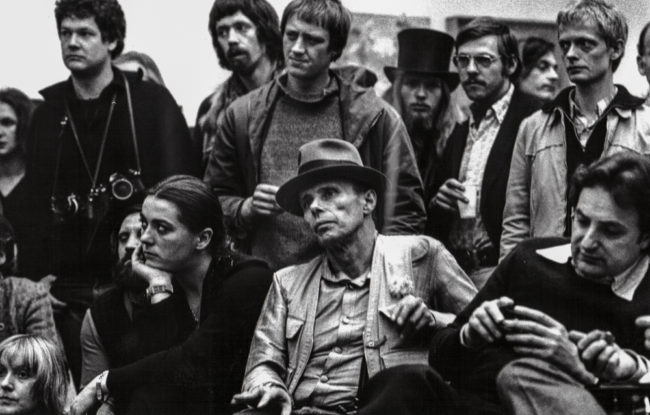 Deutschland, Frankfur, Joseph Beuys und Schüler (1975)