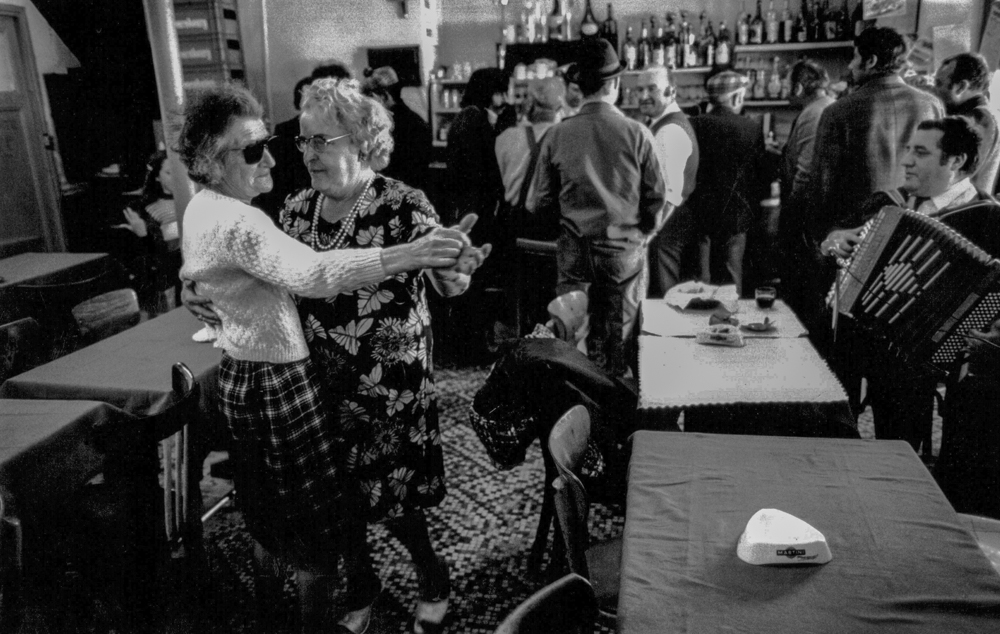 Frankreich, Paris, Montreuil, Tanz im Café am Flohmarkt (1976)