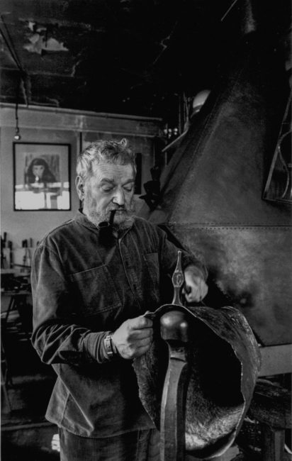 Frankreich, Paris, Kupferschmied Glaser in seiner Werkstatt im Marais (1984)