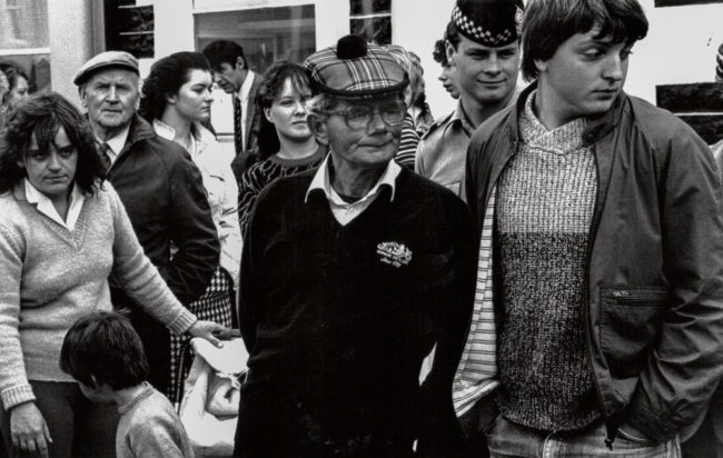 Großbritannien, Schottland, Islay, Dorfbewohner beim Umzug eines Spielmannszugs in Bowmore (1987)