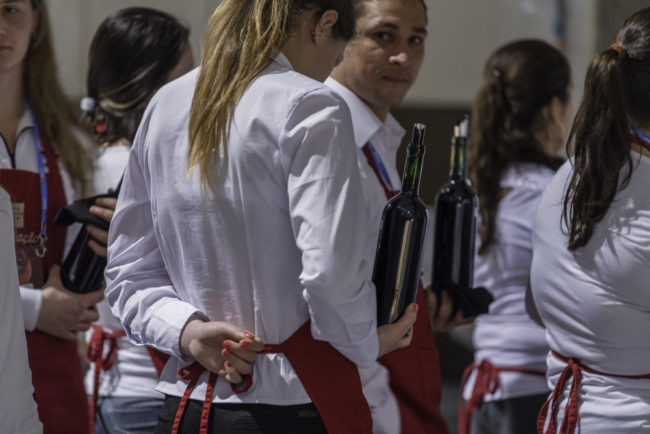 Brasilien, Rio Grande do Sul, Bento Goncalves - - Nationale Weinberwertung des Jahrgangs 2013 der brasilianischen Önologenvereinigung, Verkostung und Zeremoniell (2013)