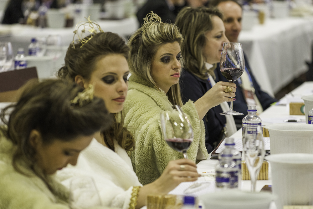 Brasilien, Rio Grande do Sul, Bento Goncalves - - Nationale Weinberwertung des Jahrgangs 2013 der brasilianischen Önologenvereinigung, Weinköniginnen (2013)