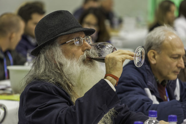 Brasilien, Rio Grande do Sul, Bento Goncalves - - Nationale Weinberwertung des Jahrgangs 2013 der brasilianischen Önologenvereinigung, Verkostung und Zeremoniell (2013)