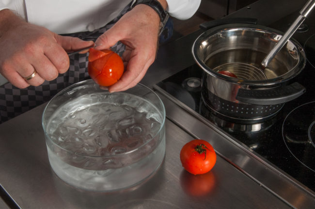 Tomate abziehen - enos-Kochlexikon
