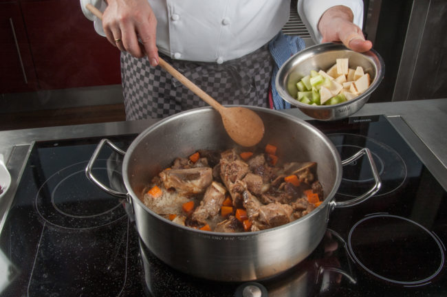 Kalbsfond kochen, Gemüse dazu - enos-Kochlexikon