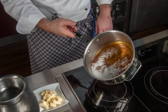 Karamell / Creme caramel machen, Zucker sukzessive karamellisieren lassen - enos-Kochlexikon