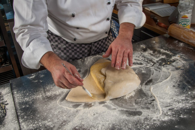 Blätterteig machen: Butterziegel auf Teigstern legen, Spitzen umklappen - enos-Kochlexikon