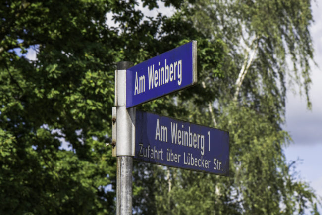 Ahrensburg, Straßenschilder erinnern an einstigen Weinbau