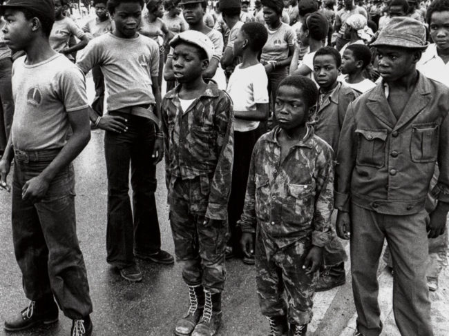 Angola, Luanda, Kindersoldaten auf Milizparade - (1976)