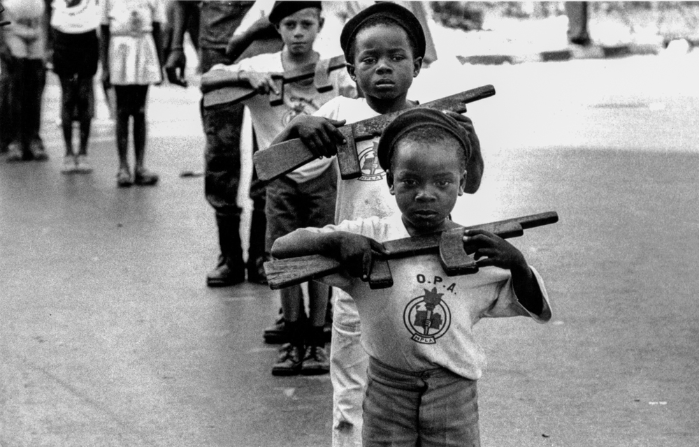 Angola, Luanda, Kindersoldaten auf Milizparade - (1976)