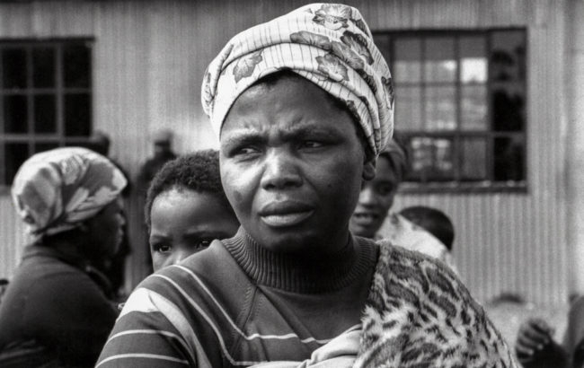 Südafrika, Kapstadt, Apartheid, Crossroads, Ihr Mann und Vater wurde bei einer versuchten Räumung von Crossraods von Polizei erschossen - (1978)