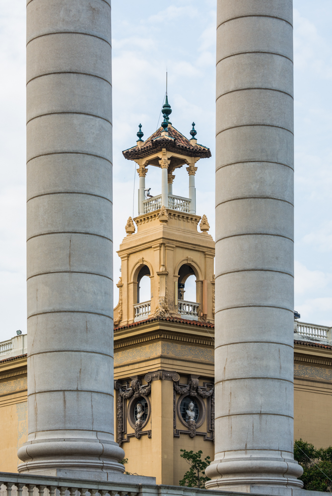 Spanien, Katalonien, Barcelona, Modernisme-Architektur, Säulen auf Plaça Puig i Cadafalch mit Palast Alfons XIII, - (2017)
