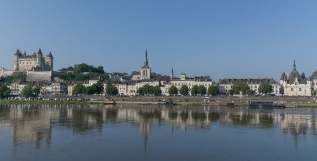 Frankreich, Loire, Château de Saumur, St. Pierre und Rathaus am Loireufer