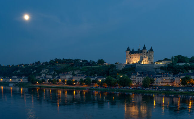 Frankreich, Loire, Saumur, Château de Saumur und die Loire bei Nacht